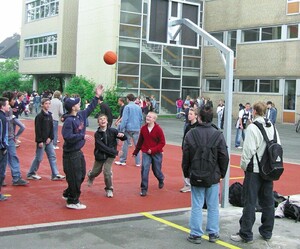 Die Rudolf-Koch-Schule will die 5000 Euro Preisgeld für einen sportlichen Schulhof ausgeben. Copyright: picture-alliance