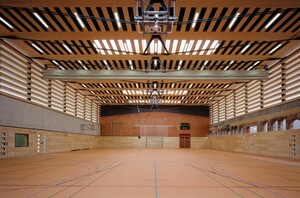 Die Sporthalle im Hausburgviertel in Berlin wurde 2009 mit dem IOC/IAKS Award in Gold für Sporthallen ausgezeichnet. Mit hoher architektonischer Qualität wurde hier die Sportnutzung in ein leerstehendes Gebäude des Industiezeitalters integriert. Foto: IAKS.