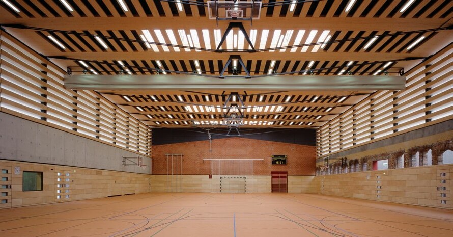 Die Sporthalle im Hausburgviertel in Berlin wurde 2009 mit dem IOC/IAKS Award in Gold für Sporthallen ausgezeichnet. Mit hoher architektonischer Qualität wurde hier die Sportnutzung in ein leerstehendes Gebäude des Industiezeitalters integriert. Foto: IAKS.