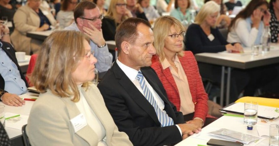 Petra Tzschoppe (re.), Alfons Hörmann und Helke Behrendt (Vizepräsidentin LSB Bremen) folgen aufmerksam den Vorträgen.