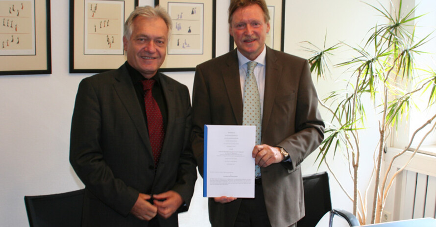 Prof. Walther Tokarski (rechts), Rektor der Deutschen Sporthochschule Köln, und IAT-Direktor Prof. Arndt Pfützner bei der Unterzeichnung der Kooperationsvereinbarung. Copyright: DSHS Köln
