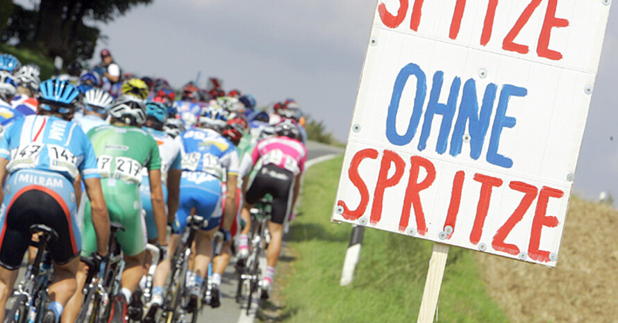 Auf der diesjährigen Deutschlandtour fahren die Radprofis an einem Schild mit der Aufschrift "Spitze ohne Spritze" vorbei. Copyright: picture-alliance