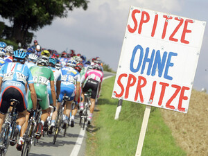 Auf der diesjährigen Deutschlandtour fahren die Radprofis an einem Schild mit der Aufschrift "Spitze ohne Spritze" vorbei. Copyright: picture-alliance