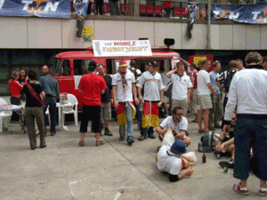 Das Team der deutschen Fanbetreuung macht mit der mobilen Fanbotschaft Station in der Ukraine. Foto: KOS