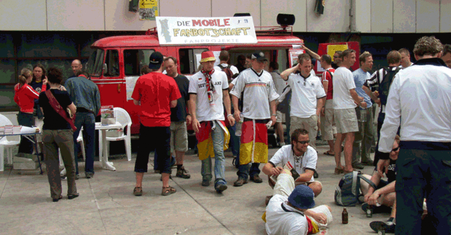 Das Team der deutschen Fanbetreuung macht mit der mobilen Fanbotschaft Station in der Ukraine. Foto: KOS