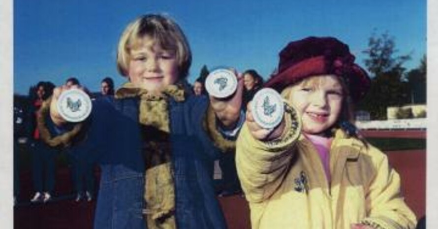 Zwei Kids präsentieren stolz ihr neues Sportabzeichen (Bild: Kreissportbund Unna)