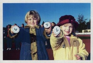 Zwei Kids präsentieren stolz ihr neues Sportabzeichen (Bild: Kreissportbund Unna)
