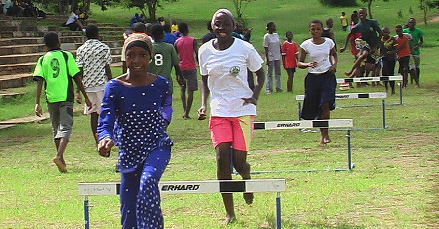 Jugendliche in Tanzania beim Training für den Hürdenlauf. Foto: Thumm