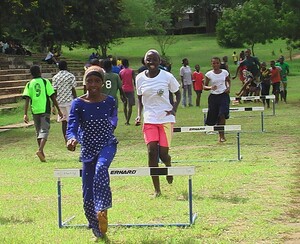 Jugendliche in Tanzania beim Training für den Hürdenlauf. Foto: Thumm