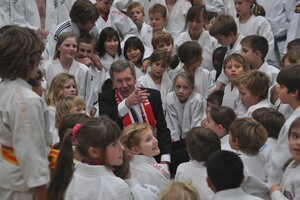 Bundespräsident Christian Wullf inmitten einer Schar fröhlicher Judokas des JSV Speyer. Foto: LSB Rheinland-Pfalz