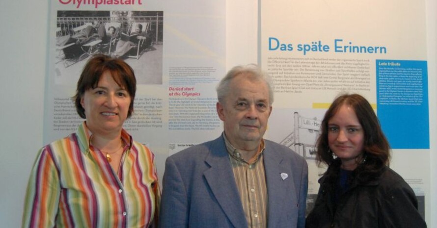 Karin Fehres, Walther Tröger und Jutta Braun (v.li.) eröffneten die Ausstellung im DOSB-Foyer. Foto: DOSB