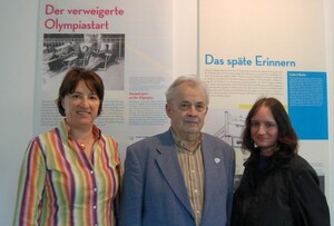 Karin Fehres, Walther Tröger und Jutta Braun (v.li.) eröffneten die Ausstellung im DOSB-Foyer. Foto: DOSB