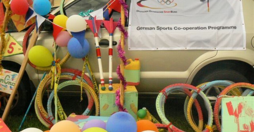 Die selbsterstellten Mini-Atletismo-Geräte der Sportkooperation Deutschland - Panama. Foto: privat
