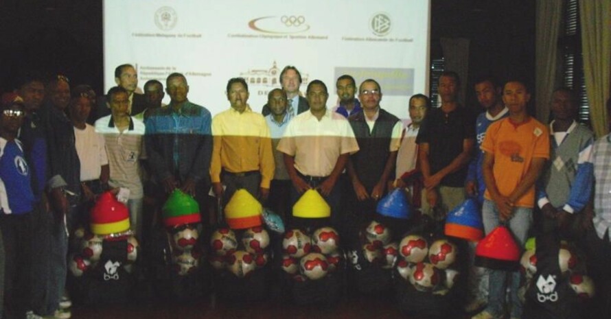 Übergabe der Fußballausrüstung, Foto: Organisationskomitee der Ligue des Jeunes
