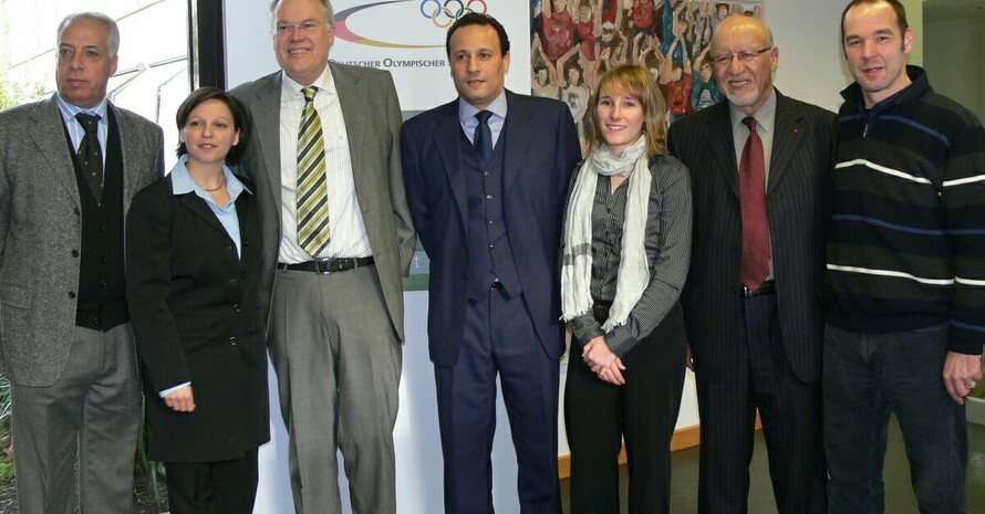 Deutsch marokkanisches Sporttreffen in Frankfurt am Main: (v.li.) Mohamed Bouzfour, Katrin Merkel (DOSB), Martin Schönwand, Karim Akkari, Isabel Gmehl (DOSB), Mohamed Moufid, Michael Gabriel