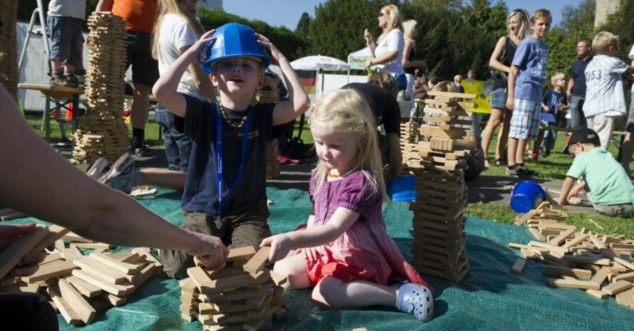 Kinder beim Türmchen bauen; Foto: LSBNRW