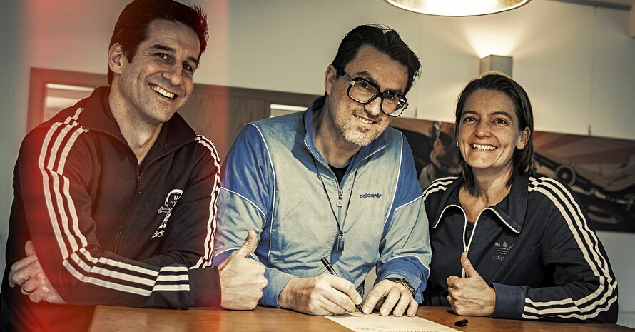 Vertragsunterzeichnung (v.li.): Florian Frank (DOSB), Bernd Dörr (Zirkeltraining) und Birgit Gantner (Deutsche Sport Marketing) im Retro-Look; Foto: Kochstrasse