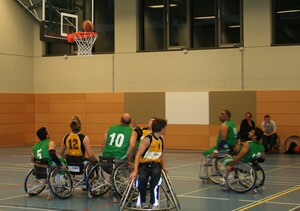 Tolle Action-Szenen unter dem Korb lieferten sich die "Rollis" der irakischen Nationalmannschaft (grün) und ihre deutschen Gastgeber. Foto: Harald Fürup