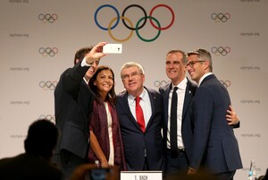 Sieger-Selfie: IOC-Präsident Thomas Bach (Mitte) feiert gemeinsam mit (v. l.) Tony Estanguet,