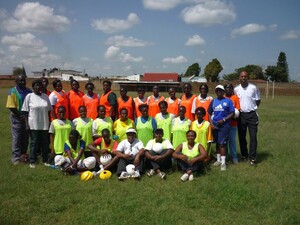 Oliver Pagé (rechts) bildet kenianische Fußballerinnen zu Trainerinnen aus. Foto: privat