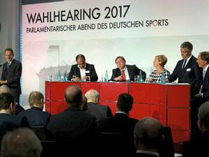 Das DOSB-Wahlhearing mit DOSB-Präsident Alfons Hörmann, den Politikern Özcan Mutlu (Die Grünen), André Hahn (Die Linke), Michaela Engelmeier (SPD), Frank Steffel (CDU) sowie Moderator Wolf-Dieter Poschmann (v.l.). Foto: DOSB/Camera4