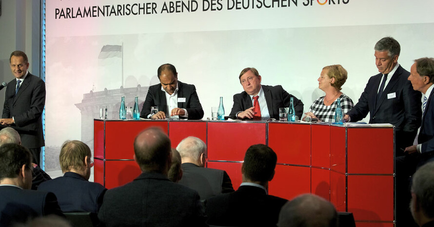 Das DOSB-Wahlhearing mit DOSB-Präsident Alfons Hörmann, den Politikern Özcan Mutlu (Die Grünen), André Hahn (Die Linke), Michaela Engelmeier (SPD), Frank Steffel (CDU) sowie Moderator Wolf-Dieter Poschmann (v.l.). Foto: DOSB/Camera4