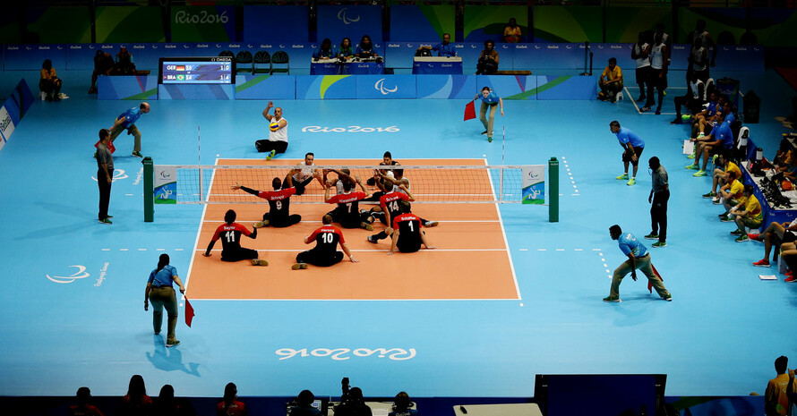 Die deutschen Sitzvolleyballer beim Spiele gegen Brasilien in Rio 2016. Foto: picture-alliance