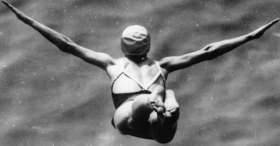 Sportliche Höhenflüge mussten die Frauen 1920 für das Deutsche Sportabzeichen absolvieren. Foto: picture-alliance