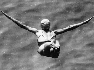 Sportliche Höhenflüge mussten die Frauen 1920 für das Deutsche Sportabzeichen absolvieren. Foto: picture-alliance