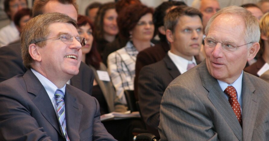 Die Feierstunde sorgte bei DOSB-Präsident Thomas Bach und Bundesinnenminister Wolfgang Schäuble für gute Laune. Fotos: mmk-m