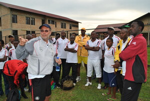 Fußballtrainer Rainer Willfeld bei seiner Arbeit in Burundi. Foto: DOSB.