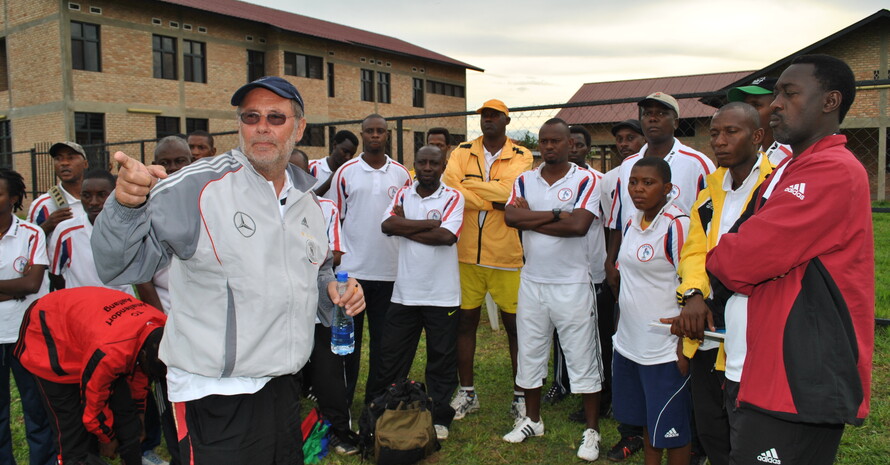 Fußballtrainer Rainer Willfeld bei seiner Arbeit in Burundi. Foto: DOSB.