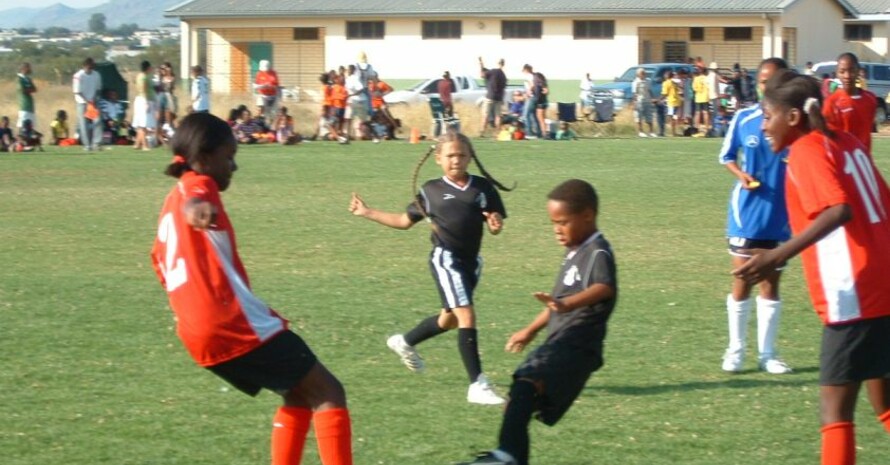 Fußball gewinnt in Namibia immer mehr Anhängerinnen, die aktiv spielen wollen. Foto: Stärk