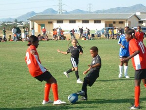 Fußball gewinnt in Namibia immer mehr Anhängerinnen, die aktiv spielen wollen. Foto: Stärk