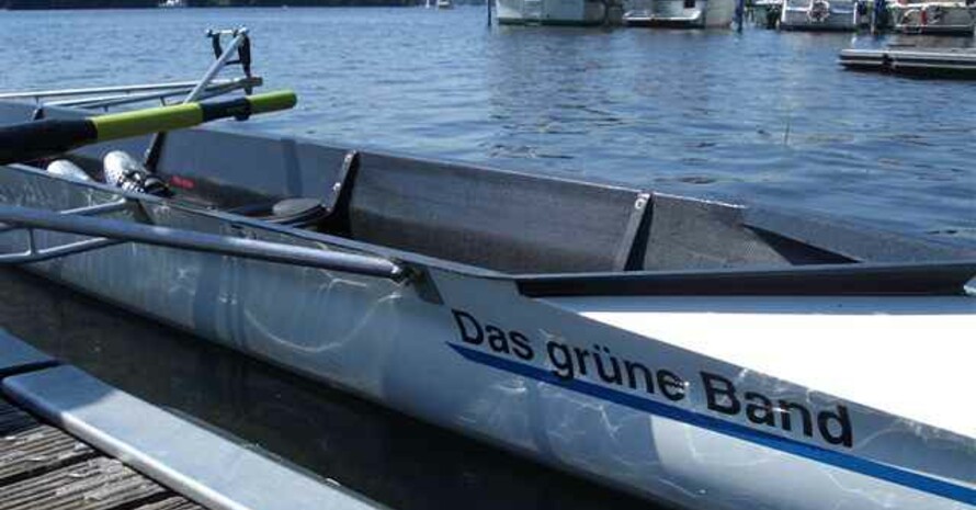 Das "Grüne Band" und das Wasser und ein Ruderboot: Drei Elemente, die durchaus zusammenpassen. Vor allem in Norddeutschland, vor allem in Hamburg und Umgebung ...