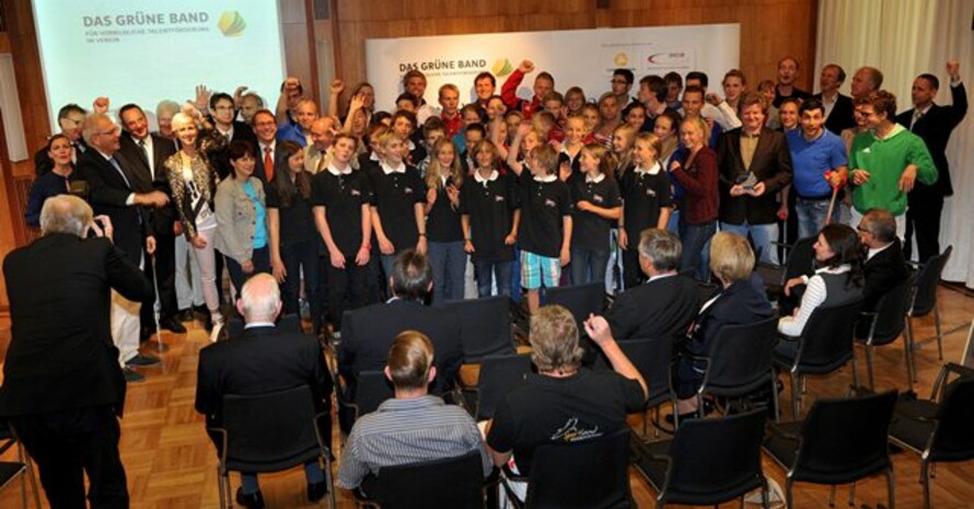 5 Vereine aus Berlin und Brandenburg freuen sich über das "Grüne Band" 2012. Quelle: Picture Alliance