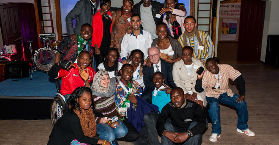 Die Teilnehmerinnen und Teilnehmer des Youth Leadership Camps mit UN-Sonderberater Willi Lemke. Foto: DOSB/GIZ/Foto-Sicht