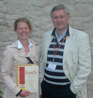 Preisträgerin Britta Kolbert und Jury-Mitglied Wolf-Dietrich Miethling bei der Preisübergabe. Foto: dvs