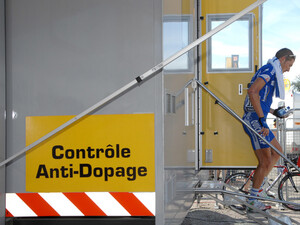 Ein Fahrer verlässt die Doping-Kontrollstelle während der Tour de France. Copyright: picture-alliance