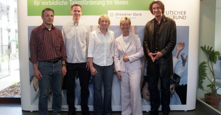 Fünf der künftigen Grüne-Band-Botschafter (v.r.): Christian Schenk (Olympiasieger Zehnkampf), Ann-Kathrin Linsenhoff (Olympiasiegerin Dressurreiten), Petra Behle (Olympiasiegerin und Weltmeisterin Biathlon), Frank Busemann (Olympia-Silbermedaillengewinner Zehnkampf), Karl-Heinz  Körbel (Rekord-Fußball-Bundesliga-Spieler) Foto: Bernd Czech