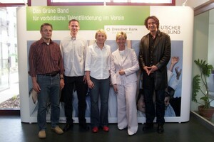 Fünf der künftigen Grüne-Band-Botschafter (v.r.): Christian Schenk (Olympiasieger Zehnkampf), Ann-Kathrin Linsenhoff (Olympiasiegerin Dressurreiten), Petra Behle (Olympiasiegerin und Weltmeisterin Biathlon), Frank Busemann (Olympia-Silbermedaillengewinner Zehnkampf), Karl-Heinz  Körbel (Rekord-Fußball-Bundesliga-Spieler) Foto: Bernd Czech