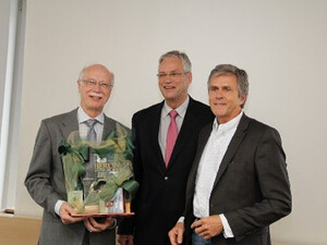 Professor Herbert Löllgen (l.) wird von Professor Klaus Völker (m.) und dem neuen