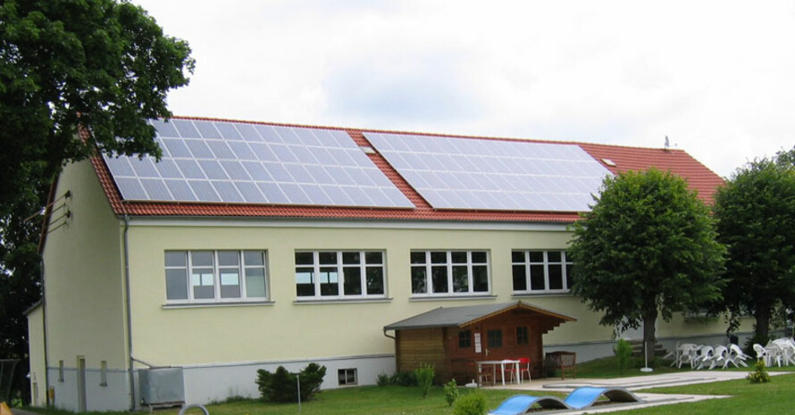 Vorbildlich: Sporthalle mit Solardach (Bild: DBU)