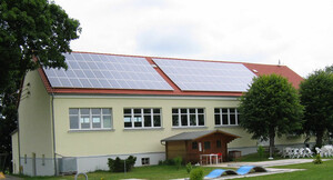 Vorbildlich: Sporthalle mit Solardach (Bild: DBU)
