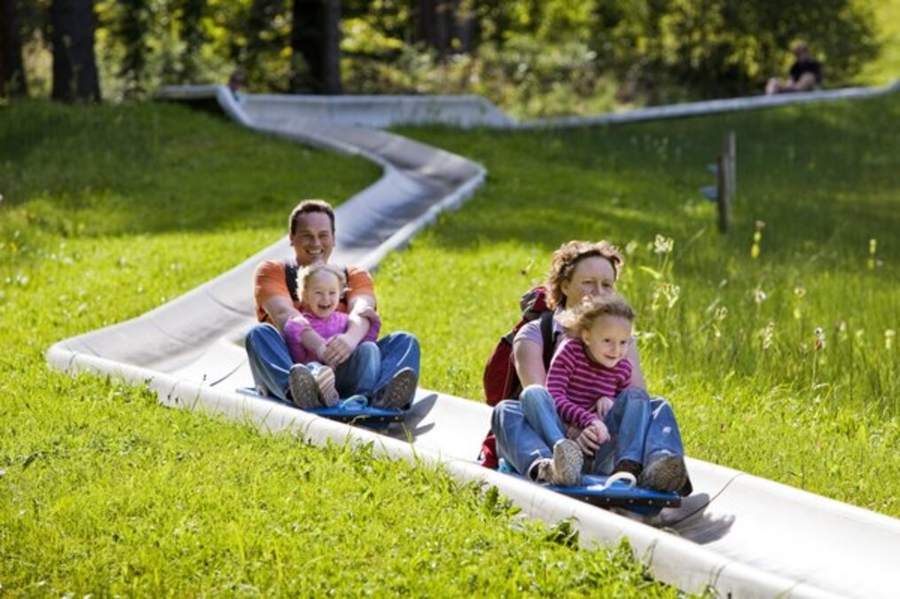 Gemeinsame Freizeitgestaltung und Sport stärken den familiären Zusammenhalt. Foto: picture-alliance Gemeinsame Freizeitgestaltung und Sport stärken den familiären Zusammenhalt. Foto: picture-alliance