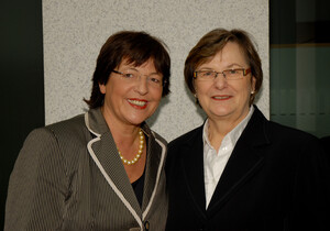 Bundesgesundheitsministerin Ulla Schmidt (li.) und DOSB-Vizepräsidentin Ilse Ridder-Melchers. Copyright: picture-alliance