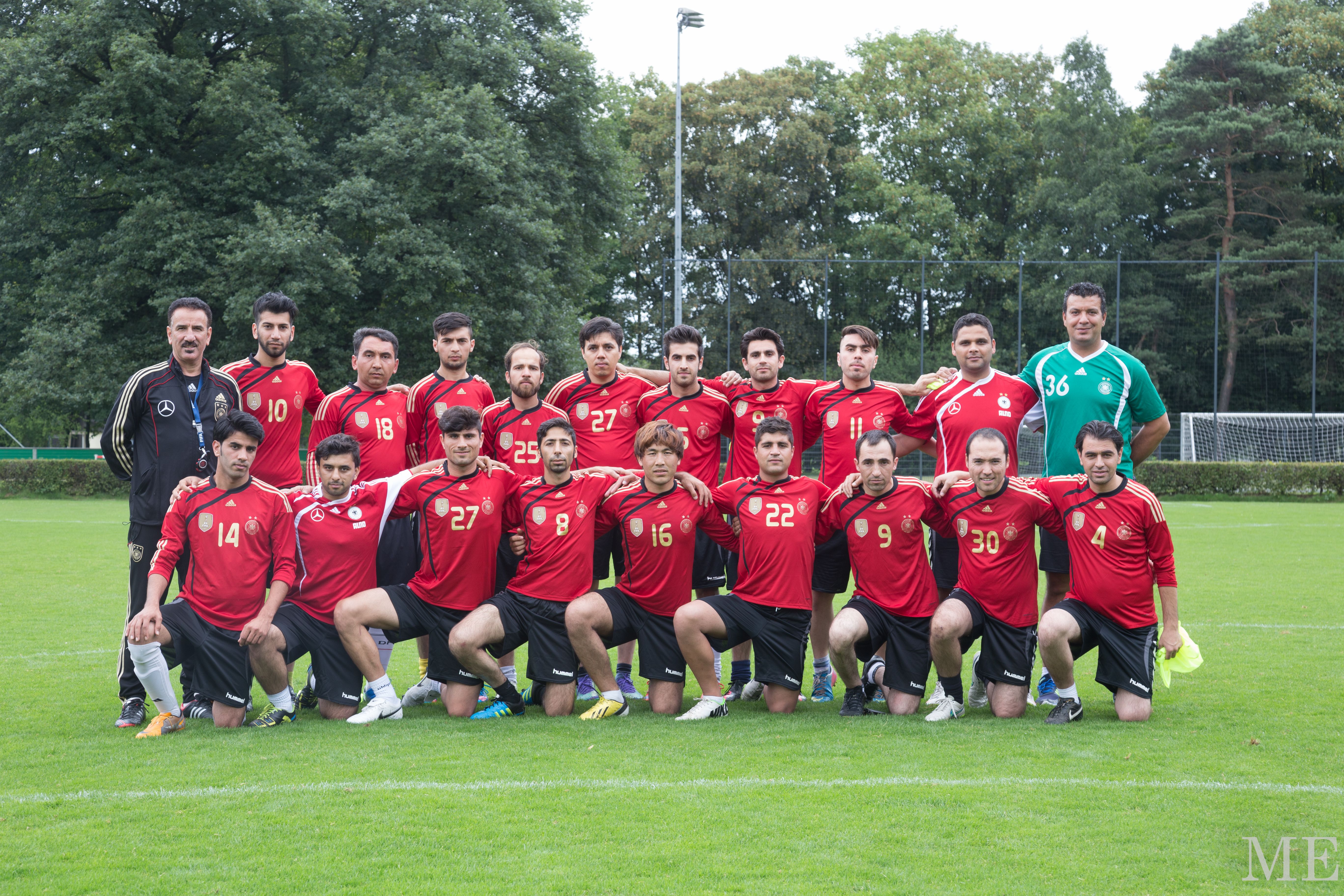 Experte Ali Askar Lali mit den Teilnehmern des Workshops auf dem Fußballplatz. Foto: DOSB/Erlinghagen Experte Ali Askar Lali mit den Teilnehmern des Workshops auf dem Fußballplatz. Foto: DOSB/Erlinghagen