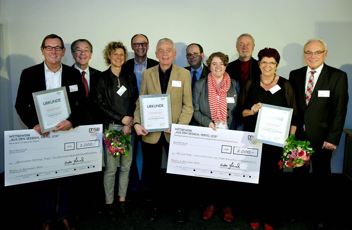 Preisträger und Laudatoren des DOSB-Wettbewerbs „Aus den Sesseln, fertig los!“. Foto: Eberhard Thonfeld Preisträger und Laudatoren des DOSB-Wettbewerbs „Aus den Sesseln, fertig los!“. Foto: Eberhard Thonfeld