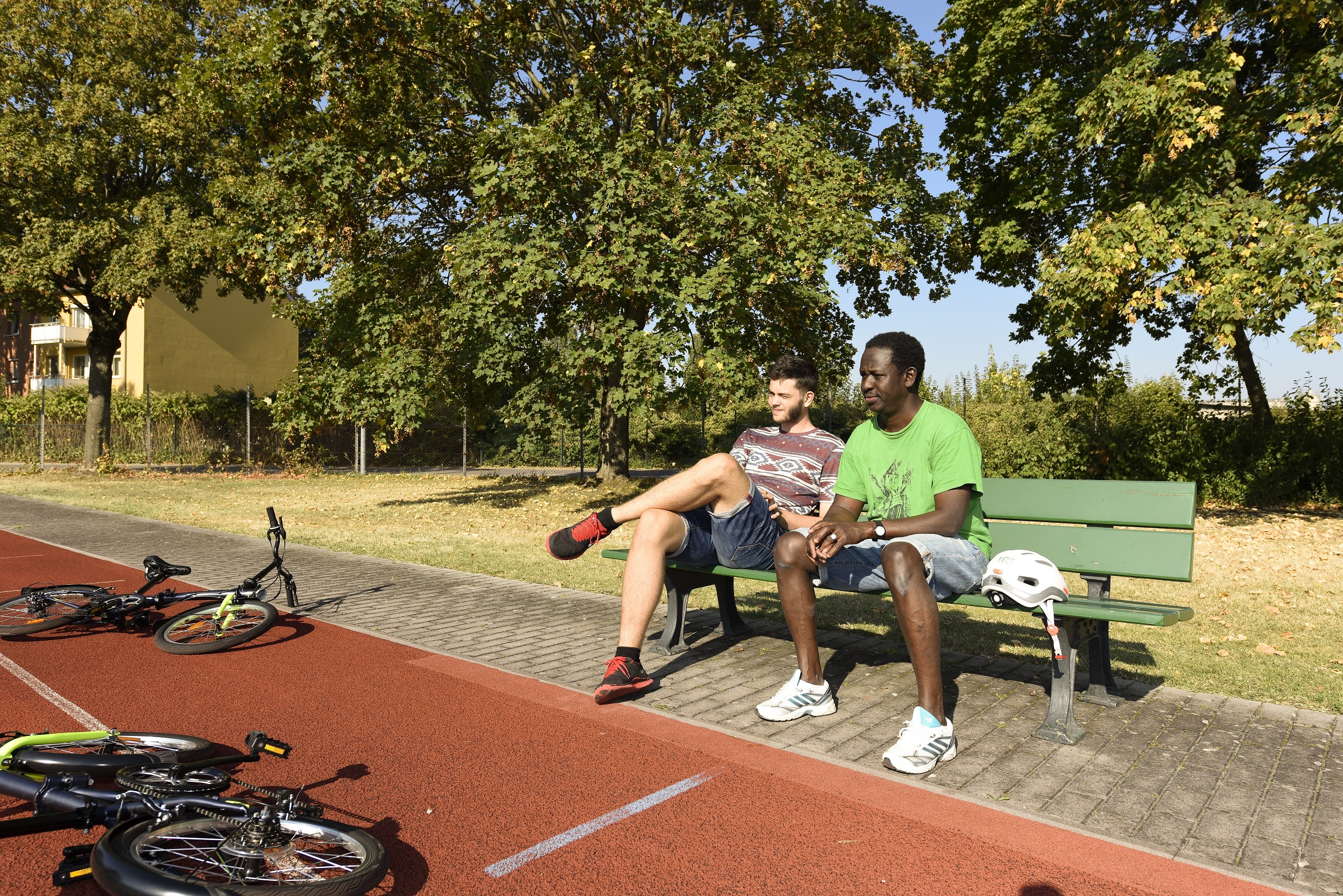 Bufdi Max Jobst mit einem Teilnehmer des Fahrradkurses für Männer. Foto: Katharina Tenberge Photography