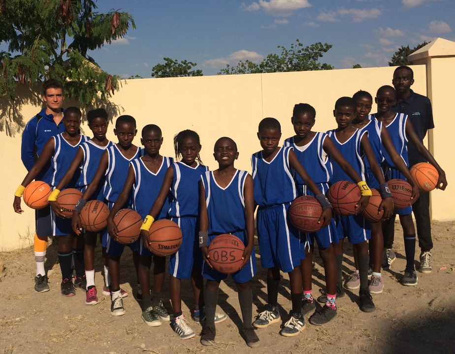 Paul Isernhinke und Isaac Pondo Mailenge mit Teilnehmer/innen der OBS. Foto: OshanaBasketballSchool Paul Isernhinke und Isaac Pondo Mailenge mit Teilnehmer/innen der OBS. Foto: OshanaBasketballSchool